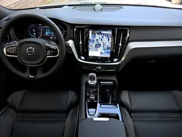 VOLVO AWD T8 B&W HUD PANO 360C Ultimate Dark