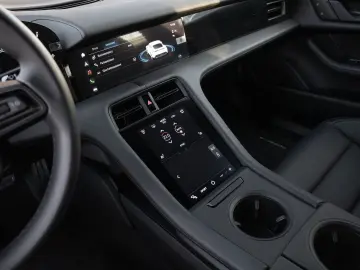 PORSCHE Taycan Performancebatterie Plus Surround View