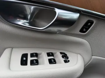 VOLVO XC90 T8 AWD 253   145 ps Inscription  7 Sitze