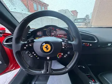 FERRARI 296 GTB LIFT JBL LED CARBONLENKRAD 7 JAHRE SERVI