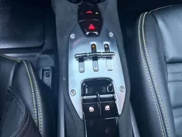 FERRARI 296 GTB LIFT JBL LED CARBONLENKRAD 7 JAHRE SERVI