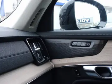 VOLVO XC90 Plus Dark T8 AWD Plug-inHybrid Pano H&K 360