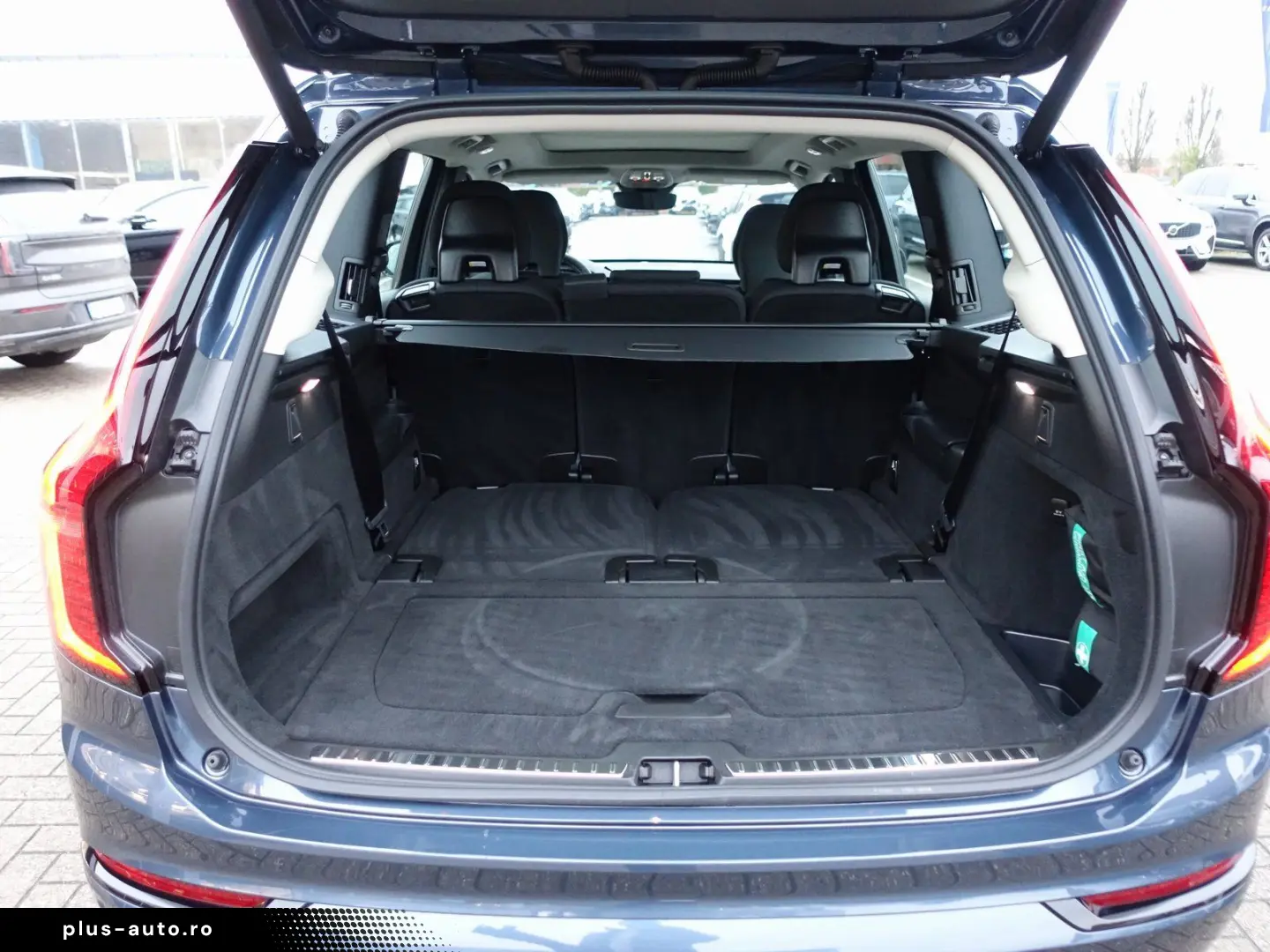 VOLVO XC90 Plus Dark T8 AWD Plug-inHybrid Pano H&K 360