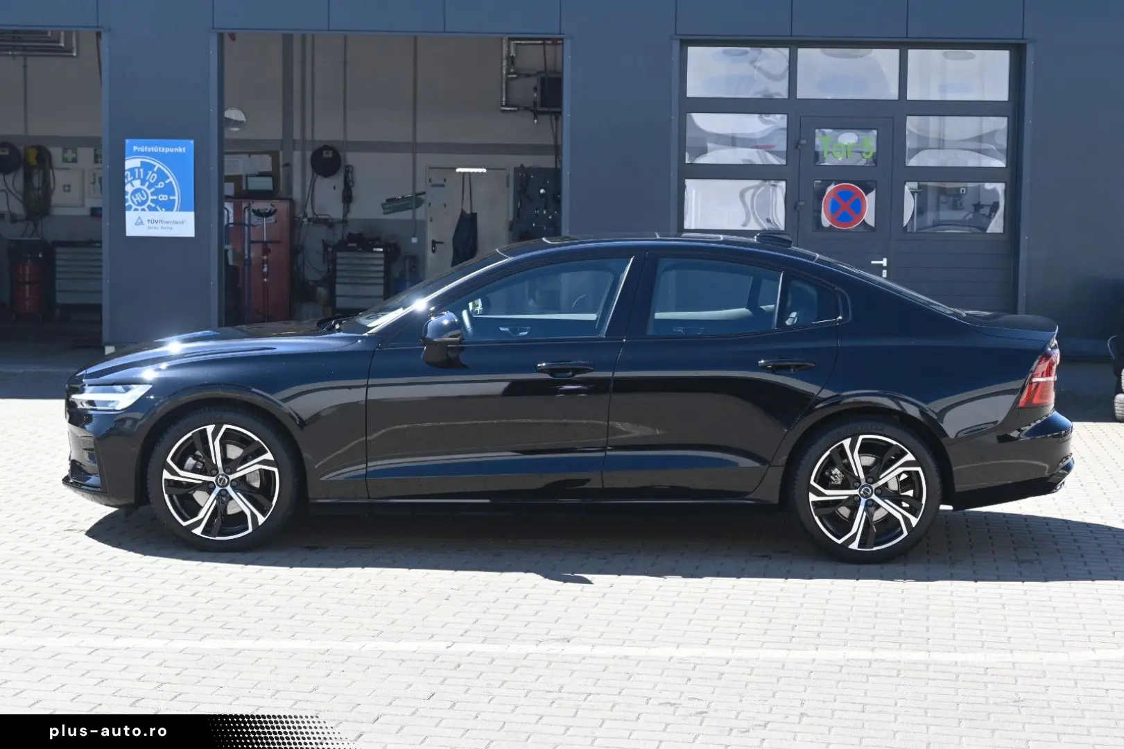 VOLVO S60 B4 Plus Dark LED PANO STHZ H&K 360 QI 19