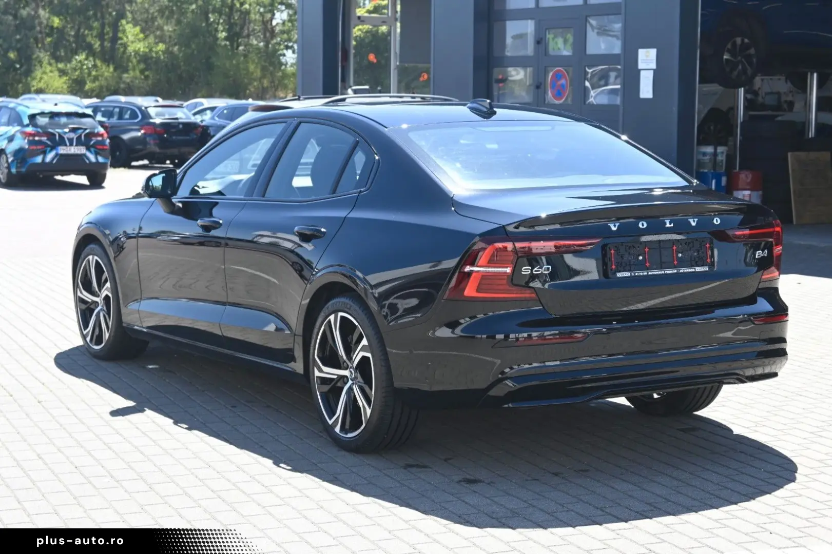 VOLVO S60 B4 Plus Dark LED PANO STHZ H&K 360 QI 19