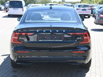 VOLVO S60 B4 Plus Dark LED PANO STHZ H&K 360 QI 19