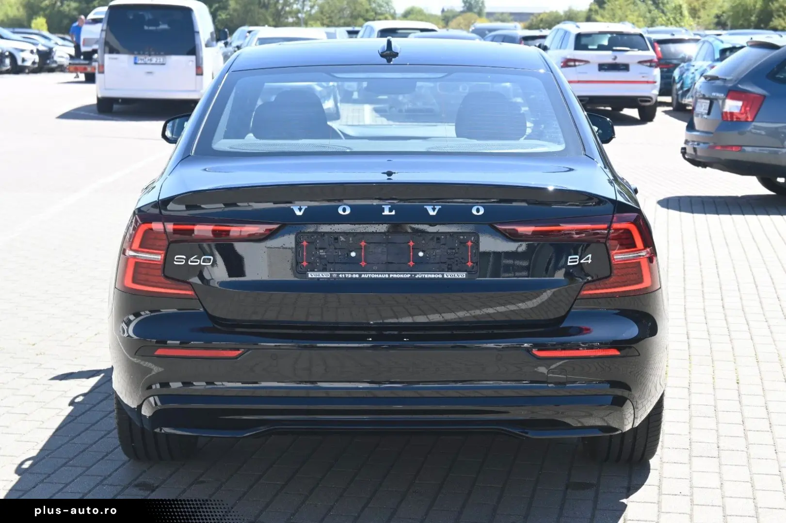 VOLVO S60 B4 Plus Dark LED PANO STHZ H&K 360 QI 19