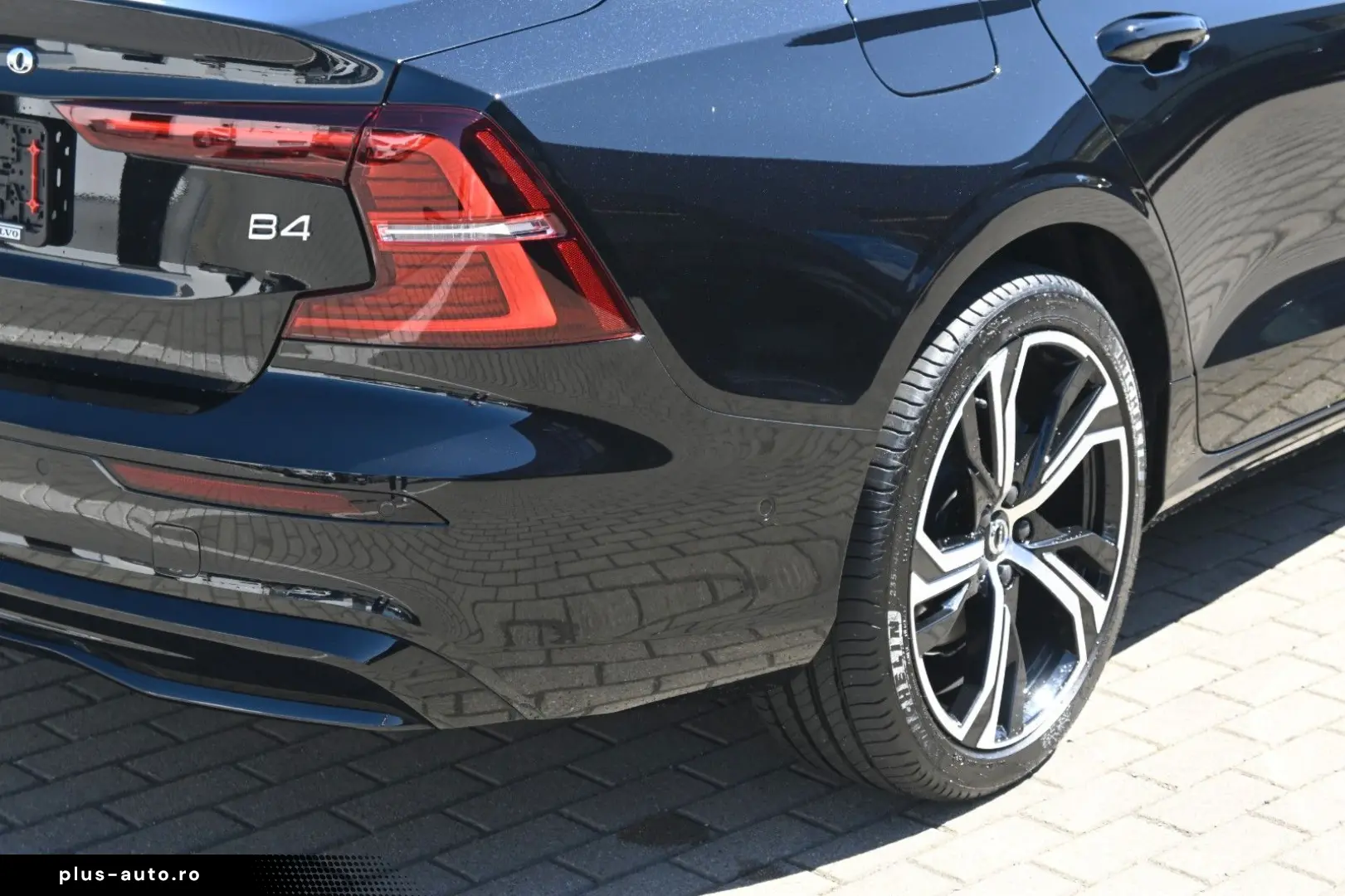 VOLVO S60 B4 Plus Dark LED PANO STHZ H&K 360 QI 19