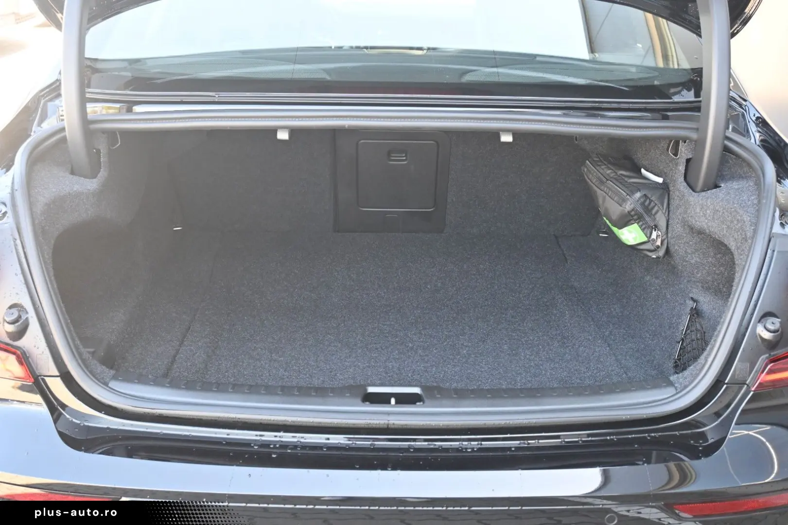 VOLVO S60 B4 Plus Dark LED PANO STHZ H&K 360 QI 19