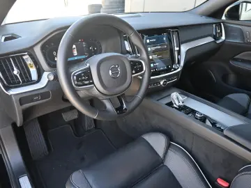 VOLVO S60 B4 Plus Dark LED PANO STHZ H&K 360 QI 19