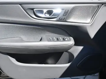 VOLVO S60 B4 Plus Dark LED PANO STHZ H&K 360 QI 19