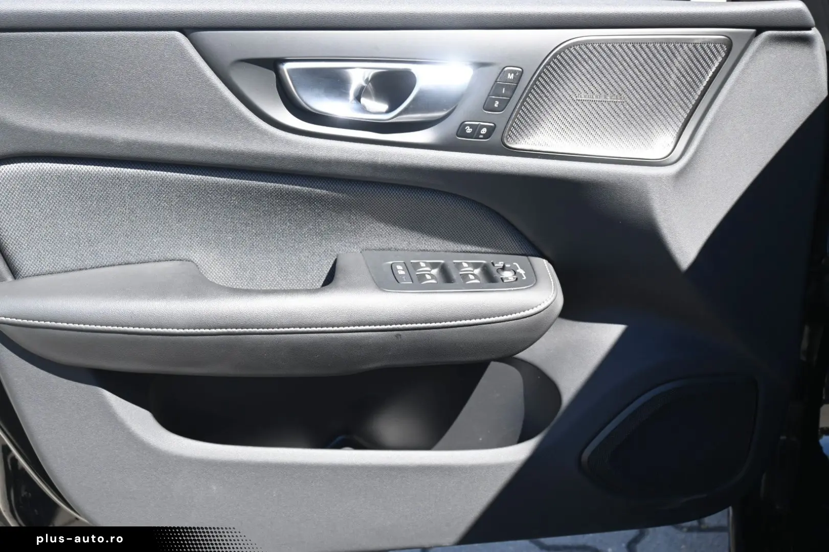 VOLVO S60 B4 Plus Dark LED PANO STHZ H&K 360 QI 19