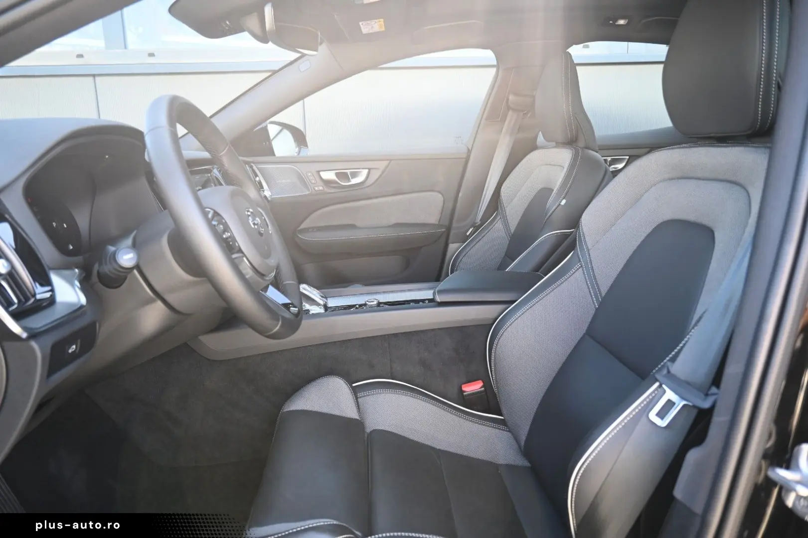 VOLVO S60 B4 Plus Dark LED PANO STHZ H&K 360 QI 19