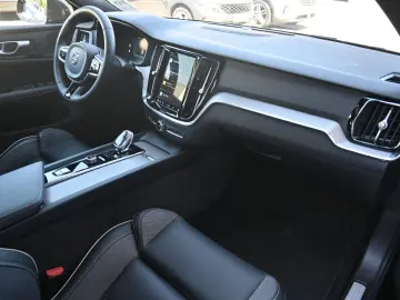 VOLVO S60 B4 Plus Dark LED PANO STHZ H&K 360 QI 19