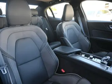 VOLVO S60 B4 Plus Dark LED PANO STHZ H&K 360 QI 19