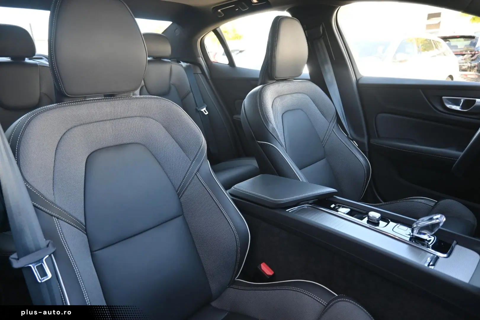 VOLVO S60 B4 Plus Dark LED PANO STHZ H&K 360 QI 19