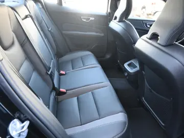 VOLVO S60 B4 Plus Dark LED PANO STHZ H&K 360 QI 19