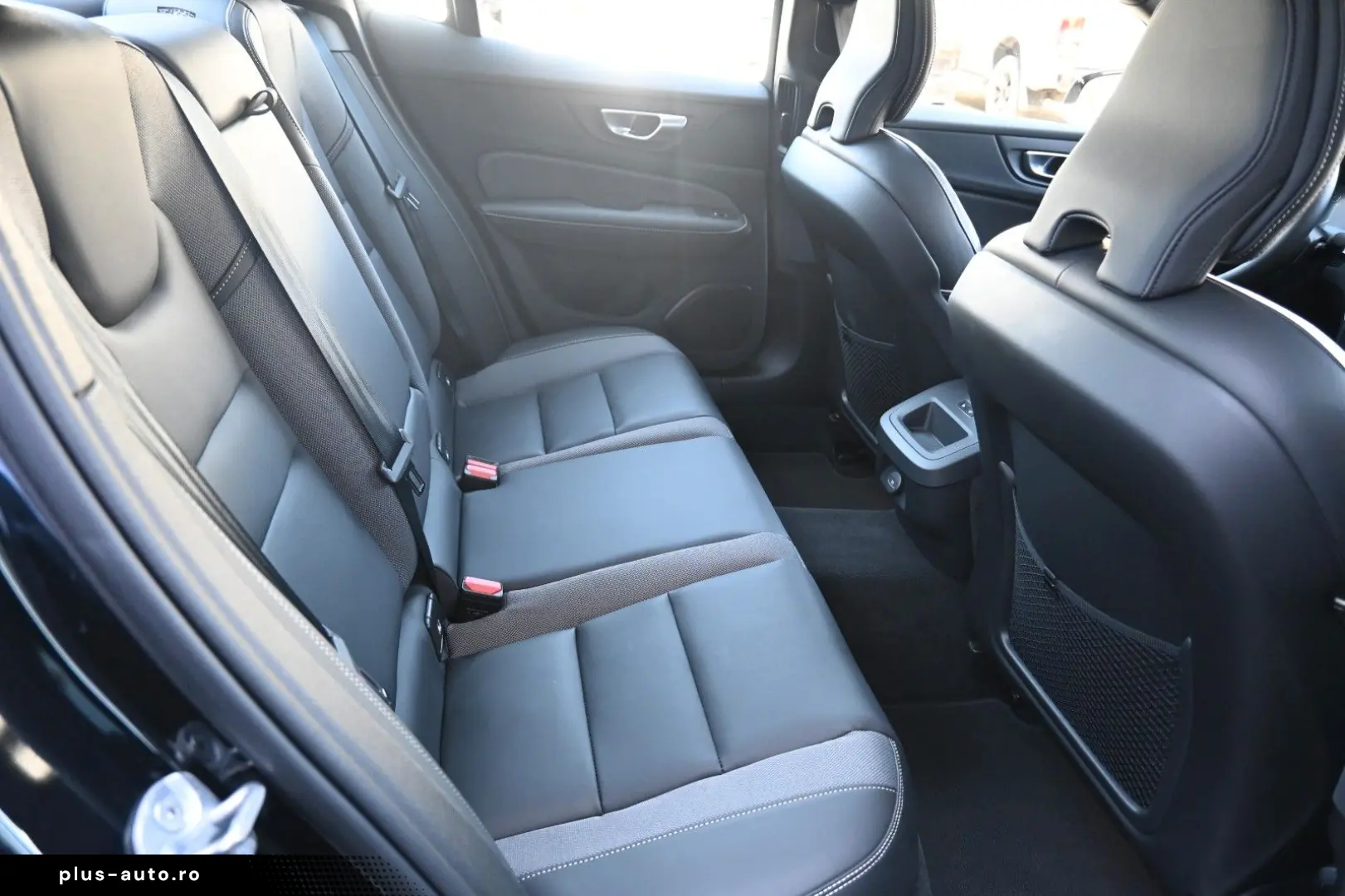 VOLVO S60 B4 Plus Dark LED PANO STHZ H&K 360 QI 19