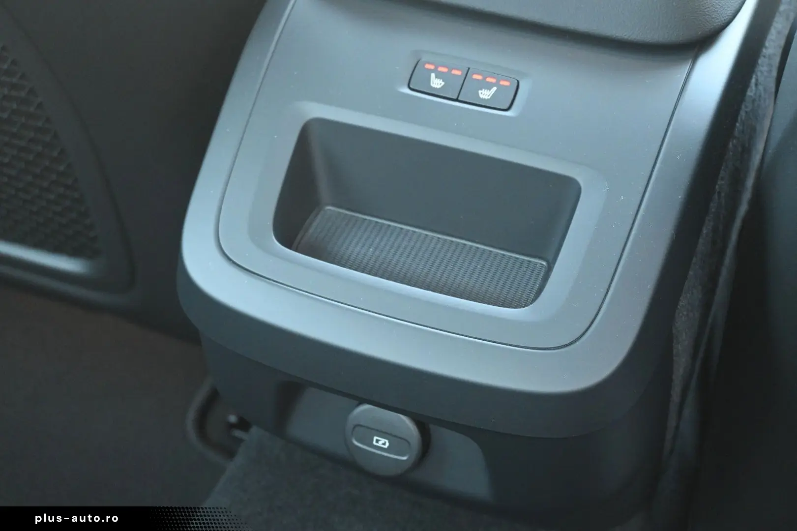 VOLVO S60 B4 Plus Dark LED PANO STHZ H&K 360 QI 19