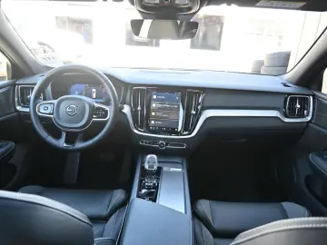 VOLVO S60 B4 Plus Dark LED PANO STHZ H&K 360 QI 19