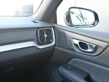 VOLVO S60 B4 Plus Dark LED PANO STHZ H&K 360 QI 19