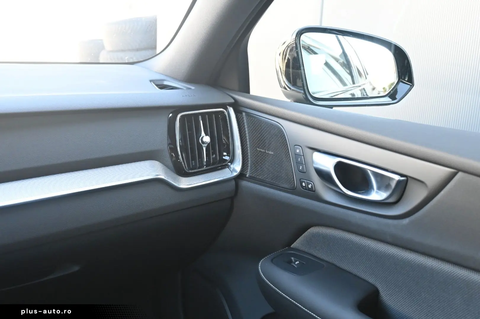 VOLVO S60 B4 Plus Dark LED PANO STHZ H&K 360 QI 19