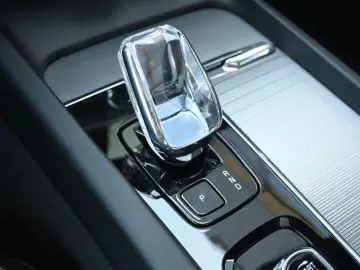 VOLVO S60 B4 Plus Dark LED PANO STHZ H&K 360 QI 19