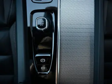 VOLVO S60 B4 Plus Dark LED PANO STHZ H&K 360 QI 19