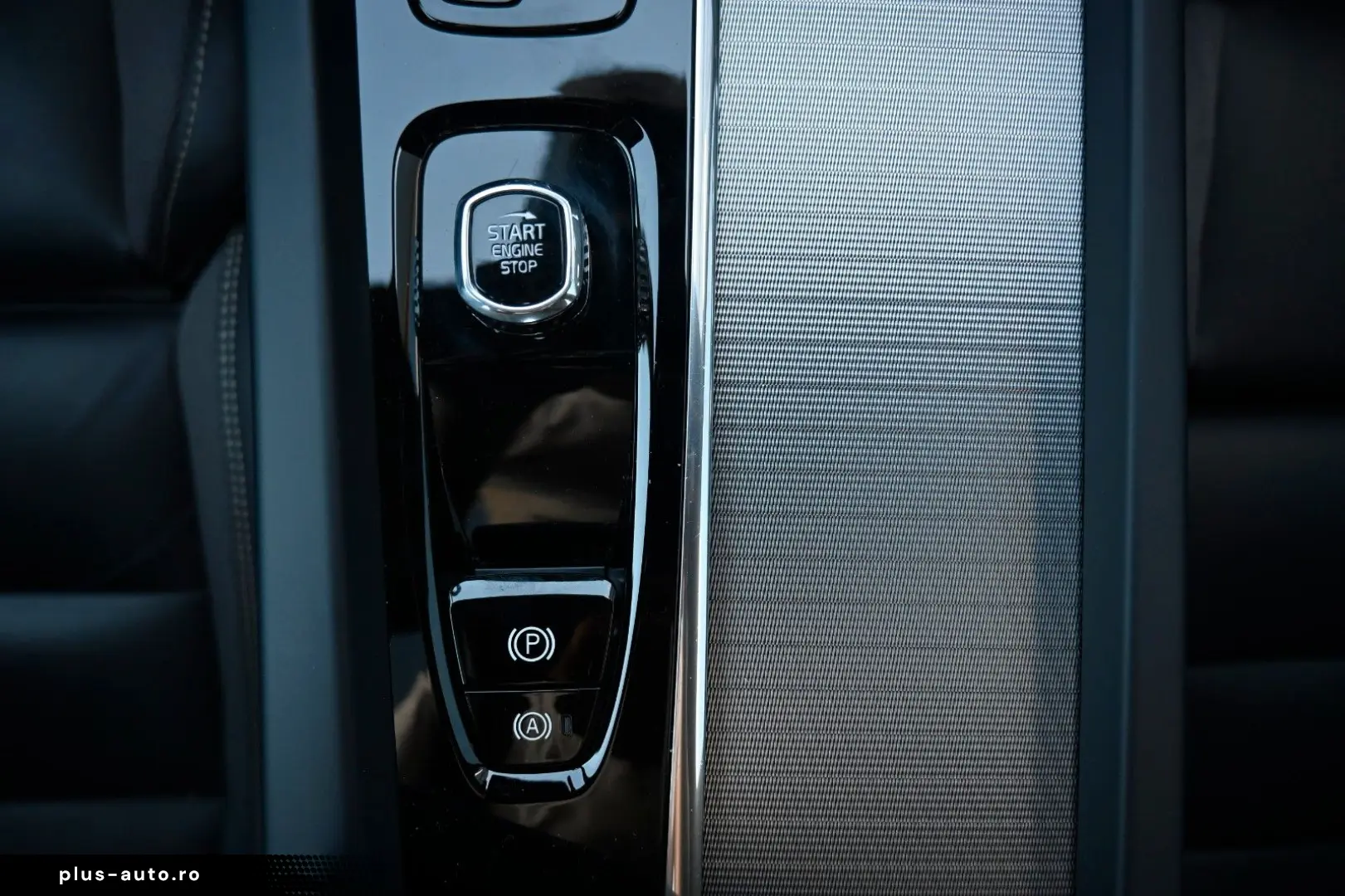 VOLVO S60 B4 Plus Dark LED PANO STHZ H&K 360 QI 19