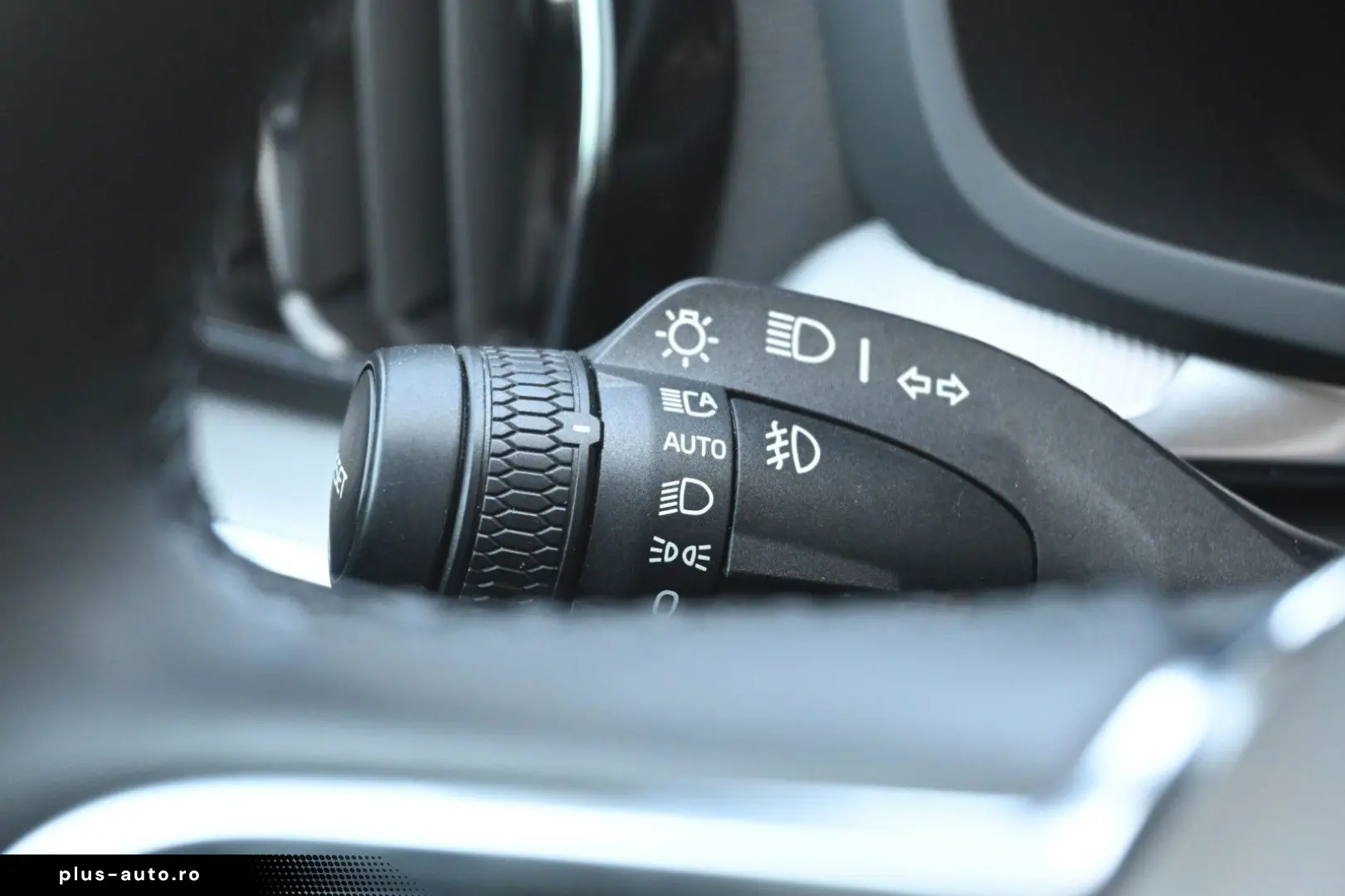 VOLVO S60 B4 Plus Dark LED PANO STHZ H&K 360 QI 19