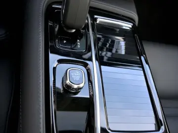 VOLVO AWD T8 H&K HUD PANO 360c Ultimate Dark