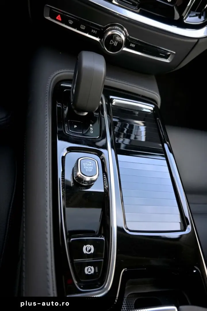 VOLVO AWD T8 H&K HUD PANO 360c Ultimate Dark