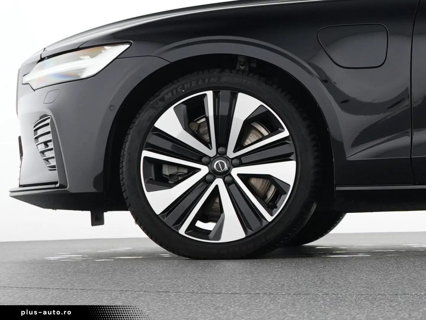 VOLVO S60 T8 Recharge Ultimate Dark 19  B&W AHK 360