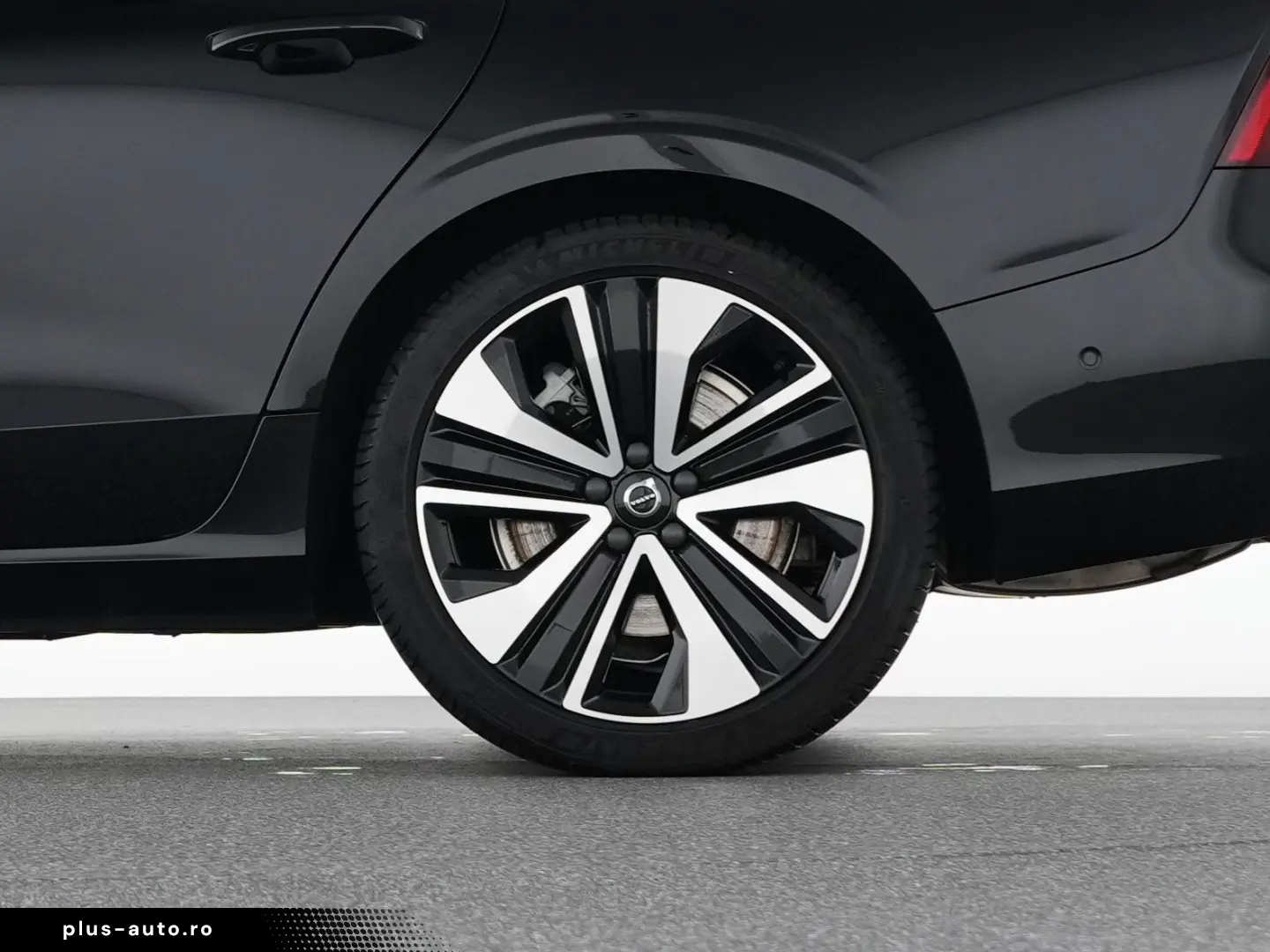 VOLVO S60 T8 Recharge Ultimate Dark 19  B&W AHK 360