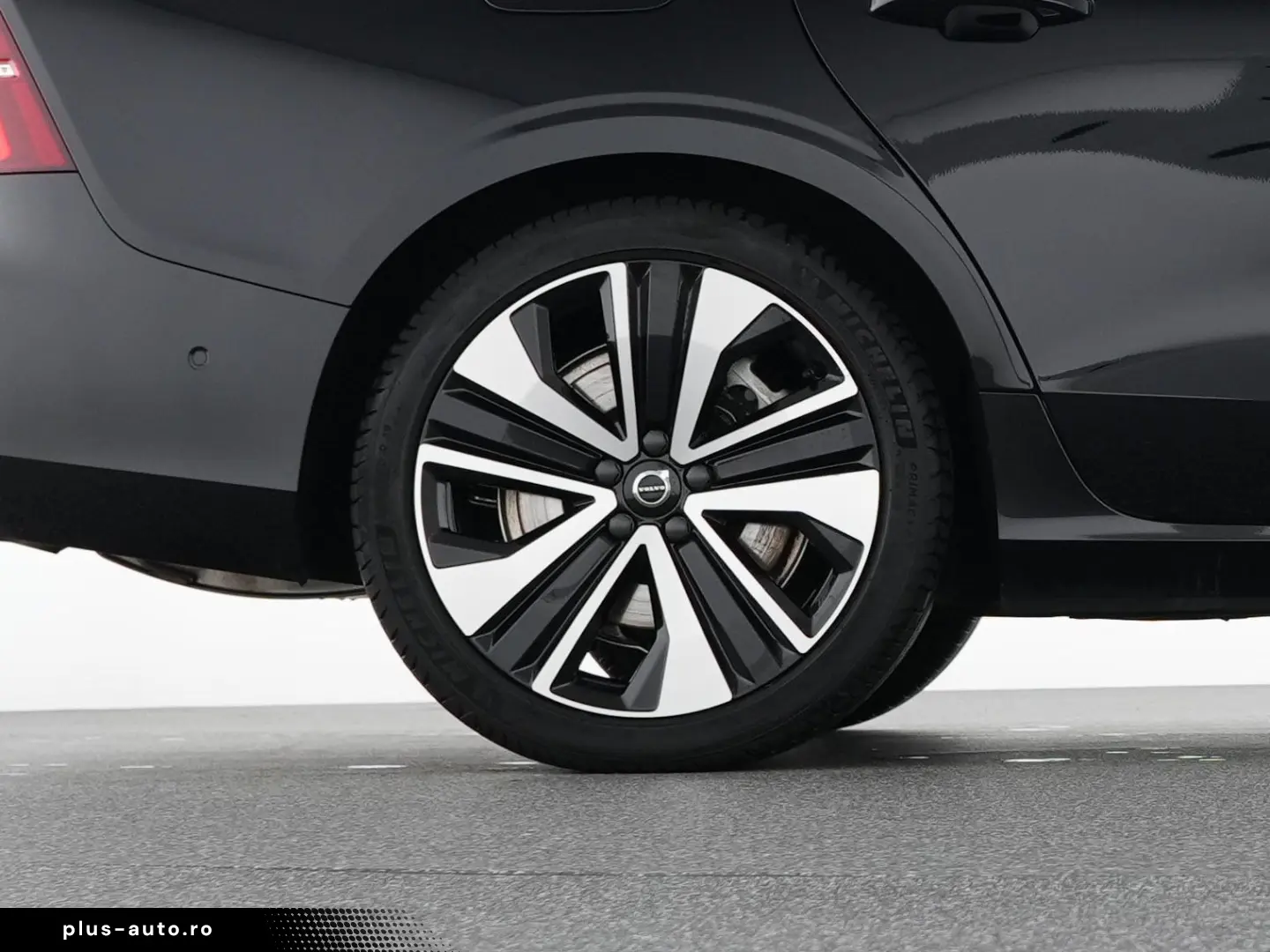 VOLVO S60 T8 Recharge Ultimate Dark 19  B&W AHK 360