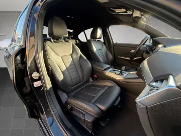 BMW 320 d xDrive Sport Line Head-UP LiveCockpit Auto