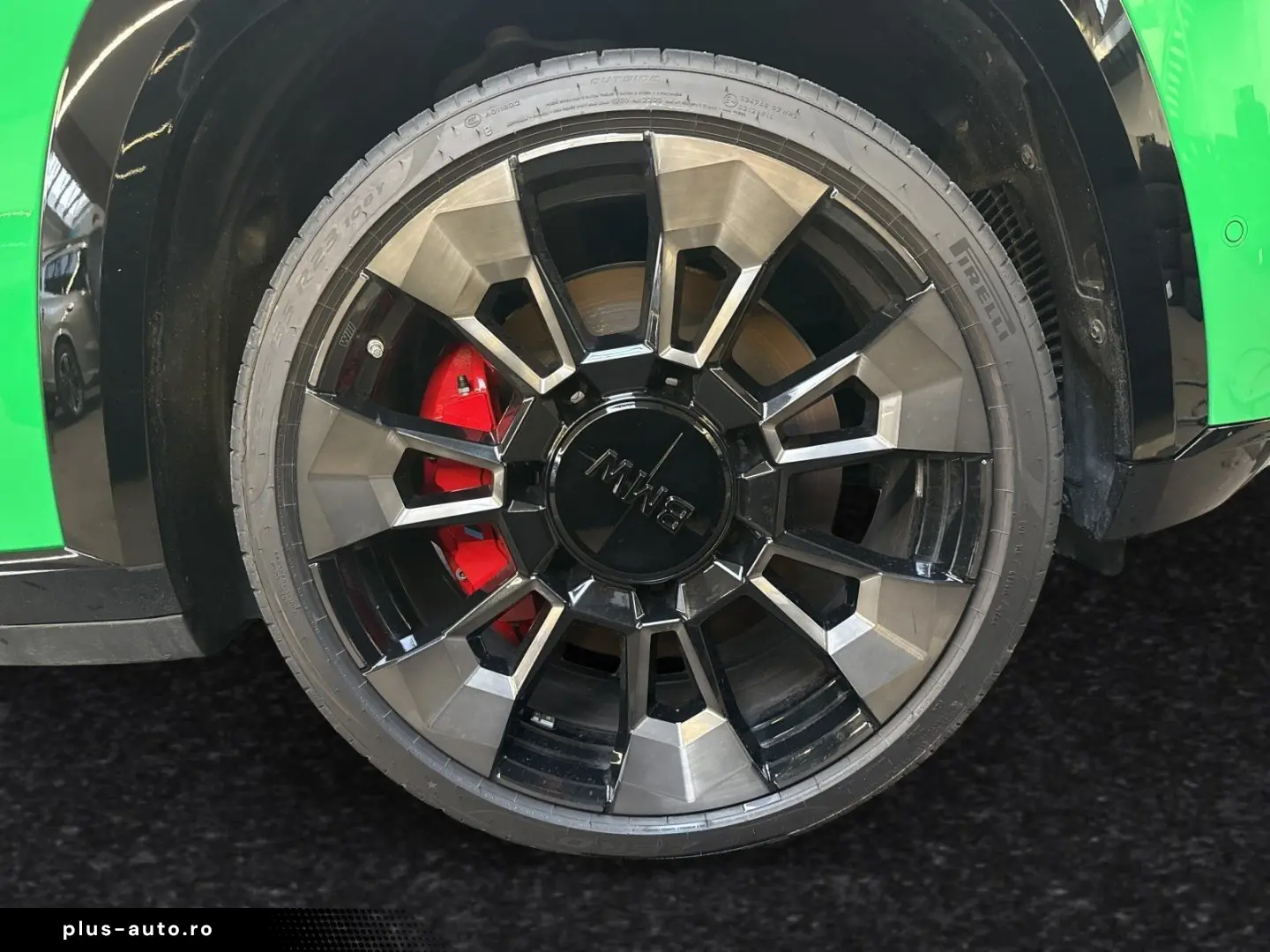 BMW XM 50e  Indiv. Signal Green  AHK 23  Autobahnass