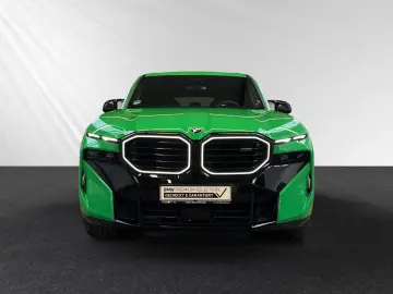 BMW XM 50e  Indiv. Signal Green  AHK 23  Autobahnass
