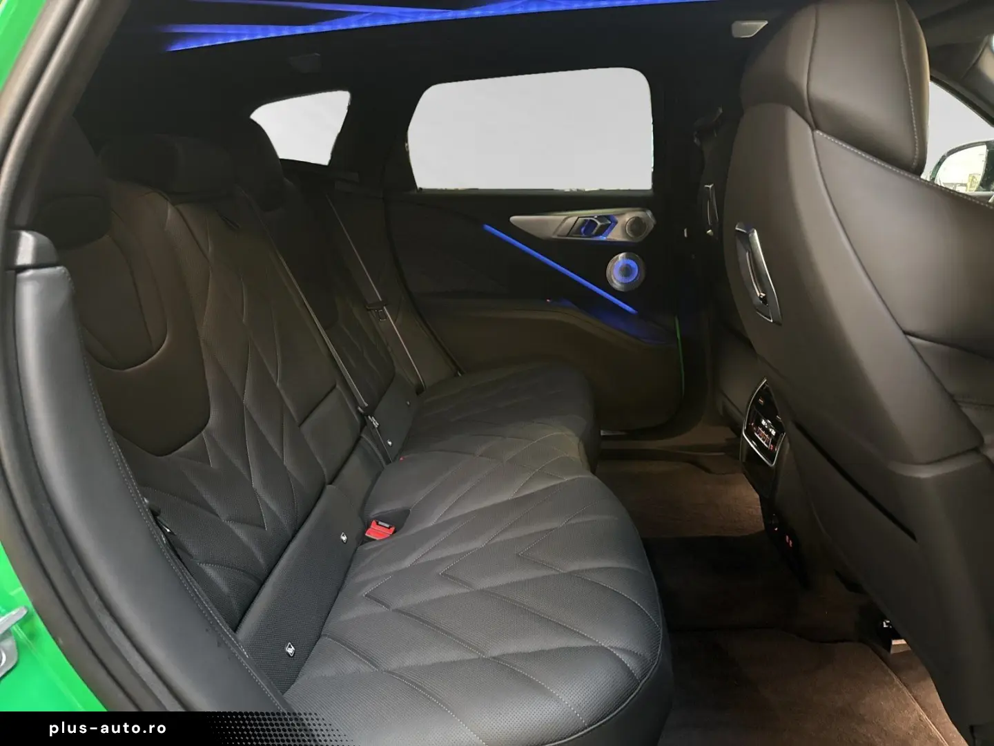 BMW XM 50e  Indiv. Signal Green  AHK 23  Autobahnass