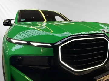 BMW XM 50e  Indiv. Signal Green  AHK 23  Autobahnass