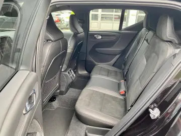 VOLVO XC40 B4 FWD R Design ACC I-SAFE CAM LHZ PDC SHZ