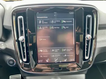 VOLVO XC40 B4 FWD R Design ACC I-SAFE CAM LHZ PDC SHZ