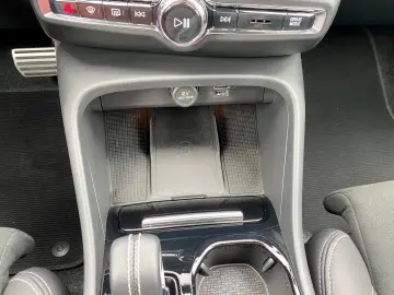 VOLVO XC40 B4 FWD R Design ACC I-SAFE CAM LHZ PDC SHZ