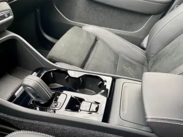 VOLVO XC40 B4 FWD R Design ACC I-SAFE CAM LHZ PDC SHZ