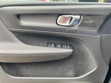 VOLVO XC40 B4 FWD R Design ACC I-SAFE CAM LHZ PDC SHZ