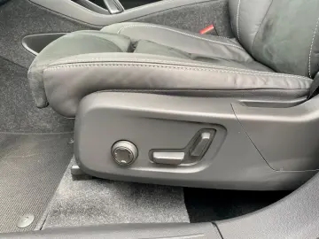 VOLVO XC40 B4 FWD R Design ACC I-SAFE CAM LHZ PDC SHZ