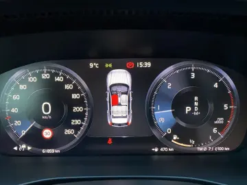 VOLVO XC40 D4 AWD R-DESIGN NAVI-KAMERA-ACC-LED-H&K