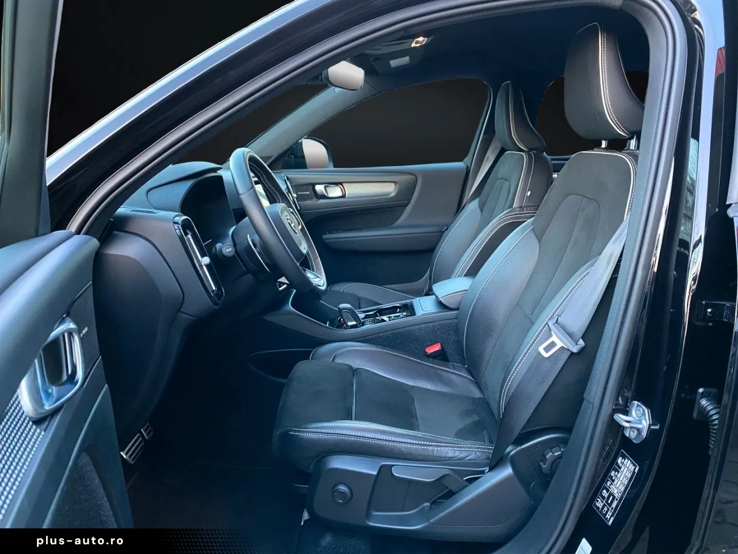 VOLVO XC40 D4 AWD R-DESIGN NAVI-KAMERA-ACC-LED-H&K