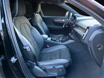 VOLVO XC40 D4 AWD R-DESIGN NAVI-KAMERA-ACC-LED-H&K