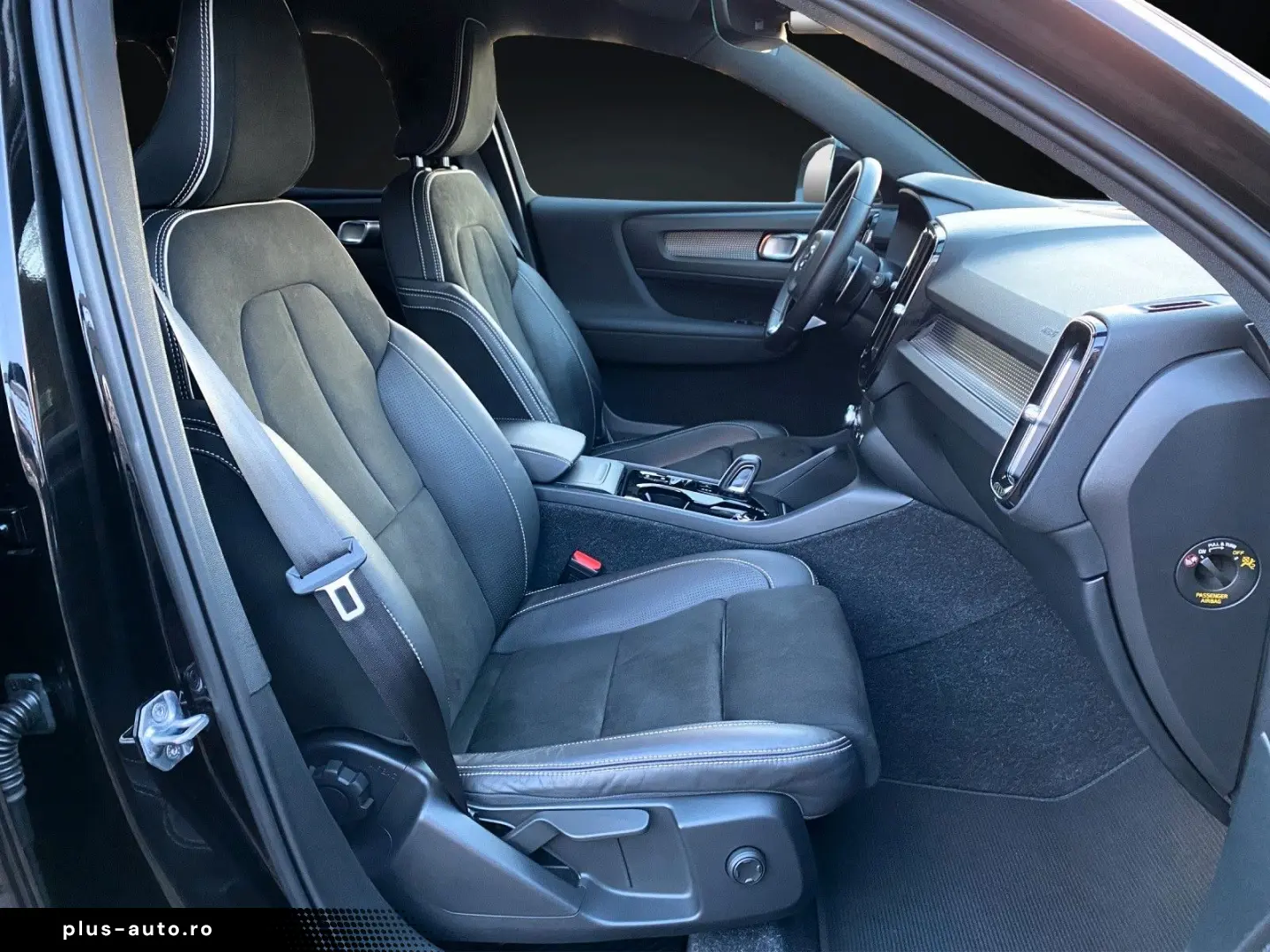 VOLVO XC40 D4 AWD R-DESIGN NAVI-KAMERA-ACC-LED-H&K